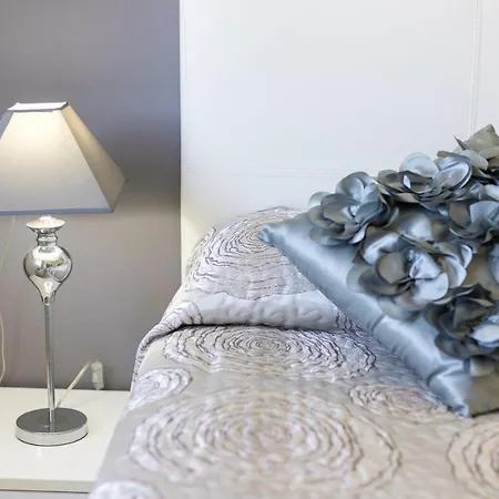 Bonito Apartamento Con Gran Terraza Privada- C12 *